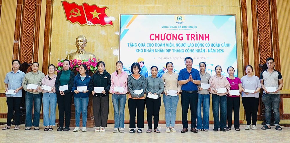 Duy Xuyen Commune Trade Union organizes a program to visit and give gifts to union members and workers in difficult circumstances in the area. Photo: Duy Xuyen Trade Union
