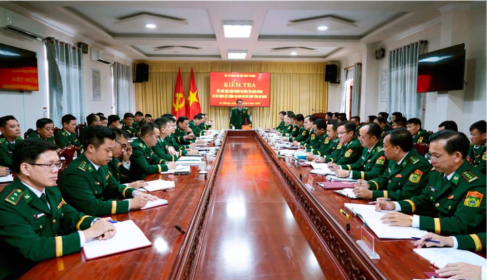 Trung tướng Vũ Trung Kiên, Tư lệnh Bộ đội Biên phòng phát biểu kết luận buổi làm việc. Ảnh: Tiến Vinh