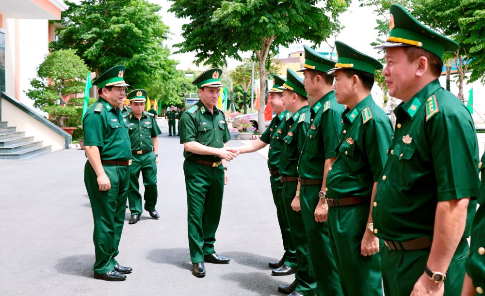 Lieutenant General Vu Trung Kien, Commander of the Border Guard, visits and works at the Border Guard Command of An Giang province. Photo: Tuan Kiet
