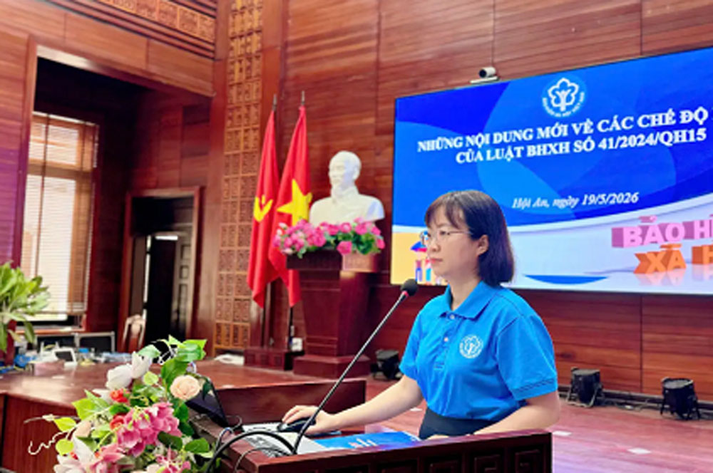 Da Nang Social Insurance propagates and dialogues on social insurance and health insurance policies for union members and workers in Hoi An ward. Photo: Tuong Minh