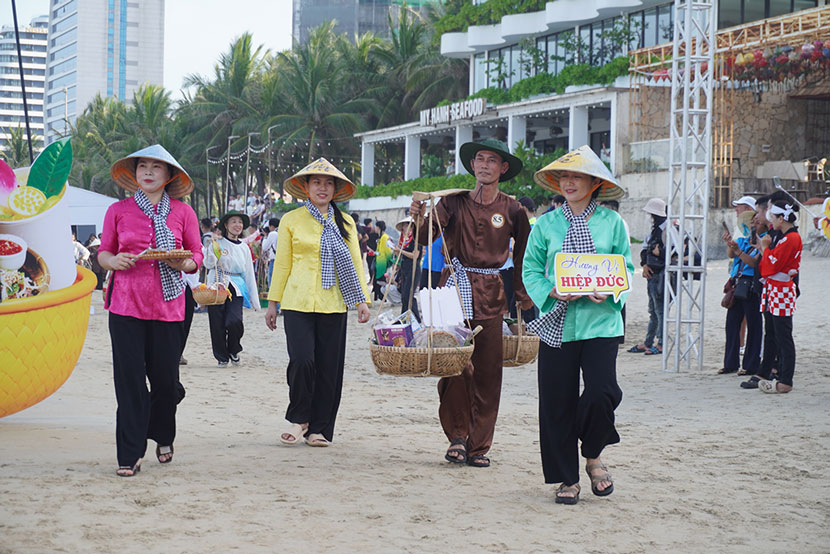 Những gánh hàng rong mộc mạc đã thu hút người dân và du khách. Ảnh: Trần Thi