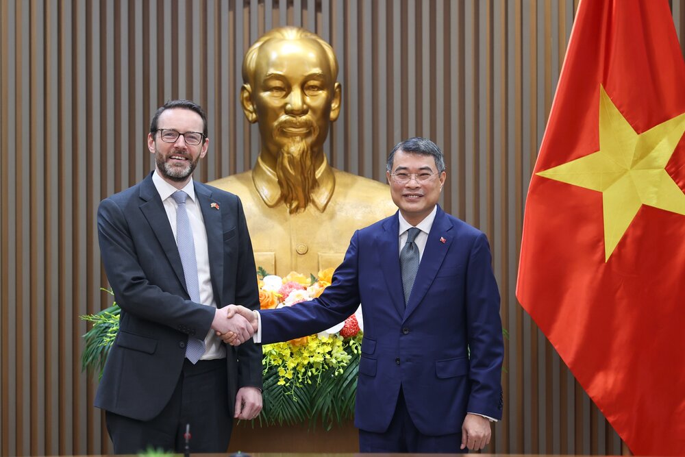 Politburo Member, Prime Minister Le Minh Hung receives Ambassador of the United Kingdom of Great Britain and Northern Ireland to Vietnam Iain Frew. Photo: VGP