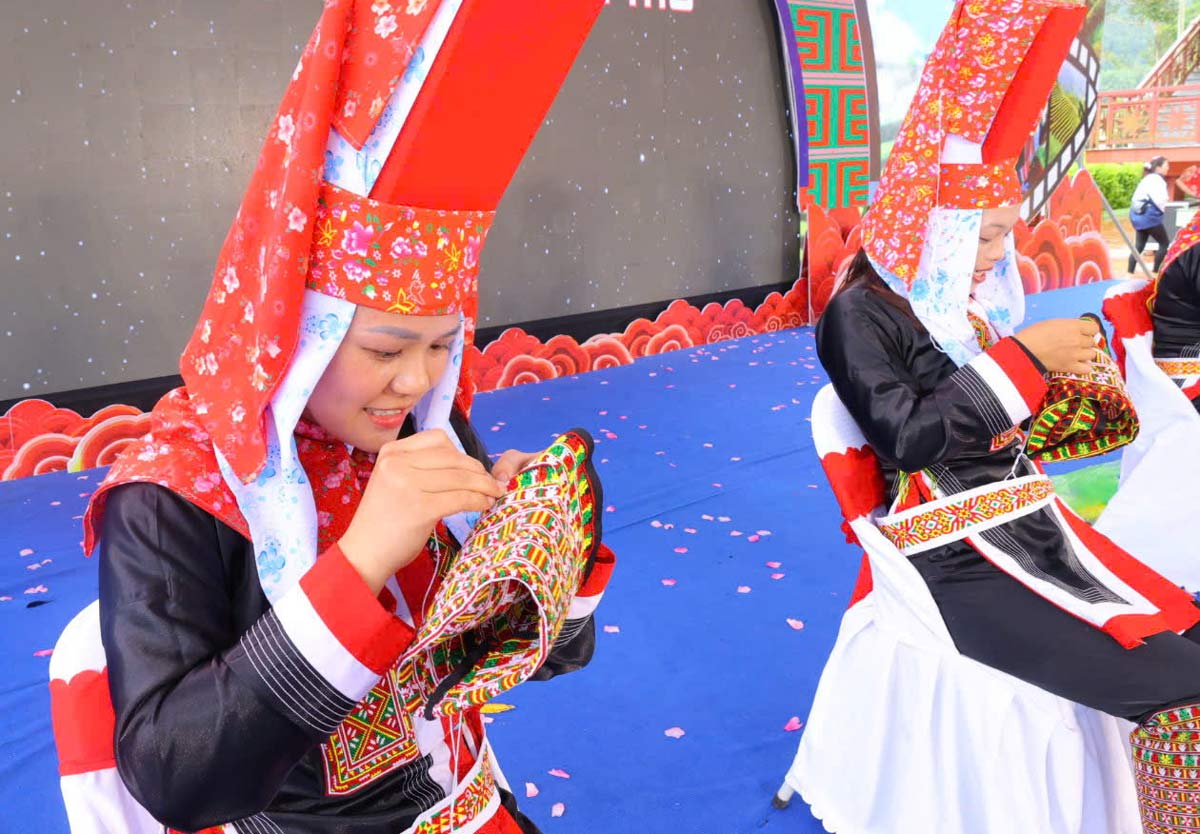 Ethnic costume embroidery contest at Kien Gio Festival in Hoanh Mo commune, Quang Ninh province. Photo: Doan Hung