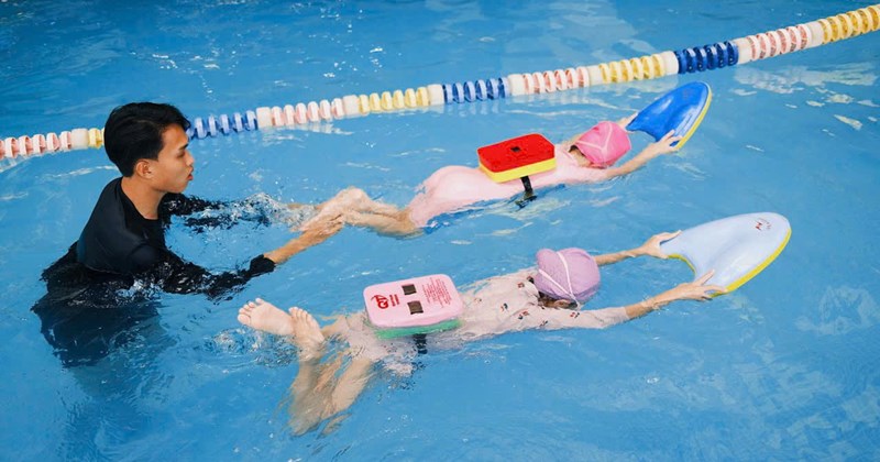 Trẻ học bơi vẫn cần rèn luyện kỹ năng phòng tránh đuối nước