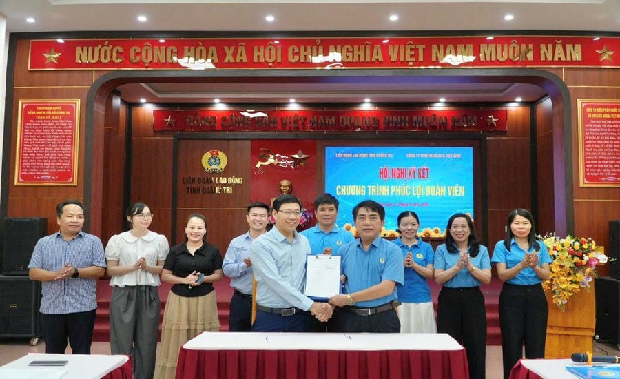 Quang Tri Provincial Labor Federation organizes Conference to sign welfare agreements for union members. Photo: Hung Tho
