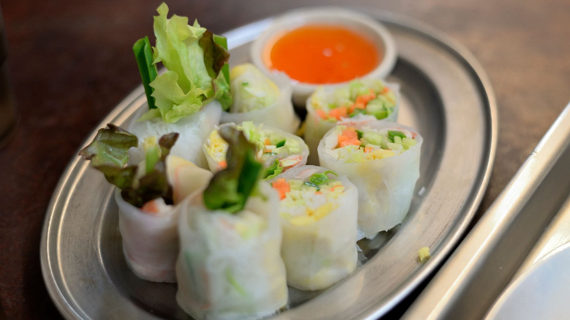 Đĩa phở cuốn nhiều rau xanh thanh mát hỗ trợ giảm cân cho bữa chính. Ảnh: Canva