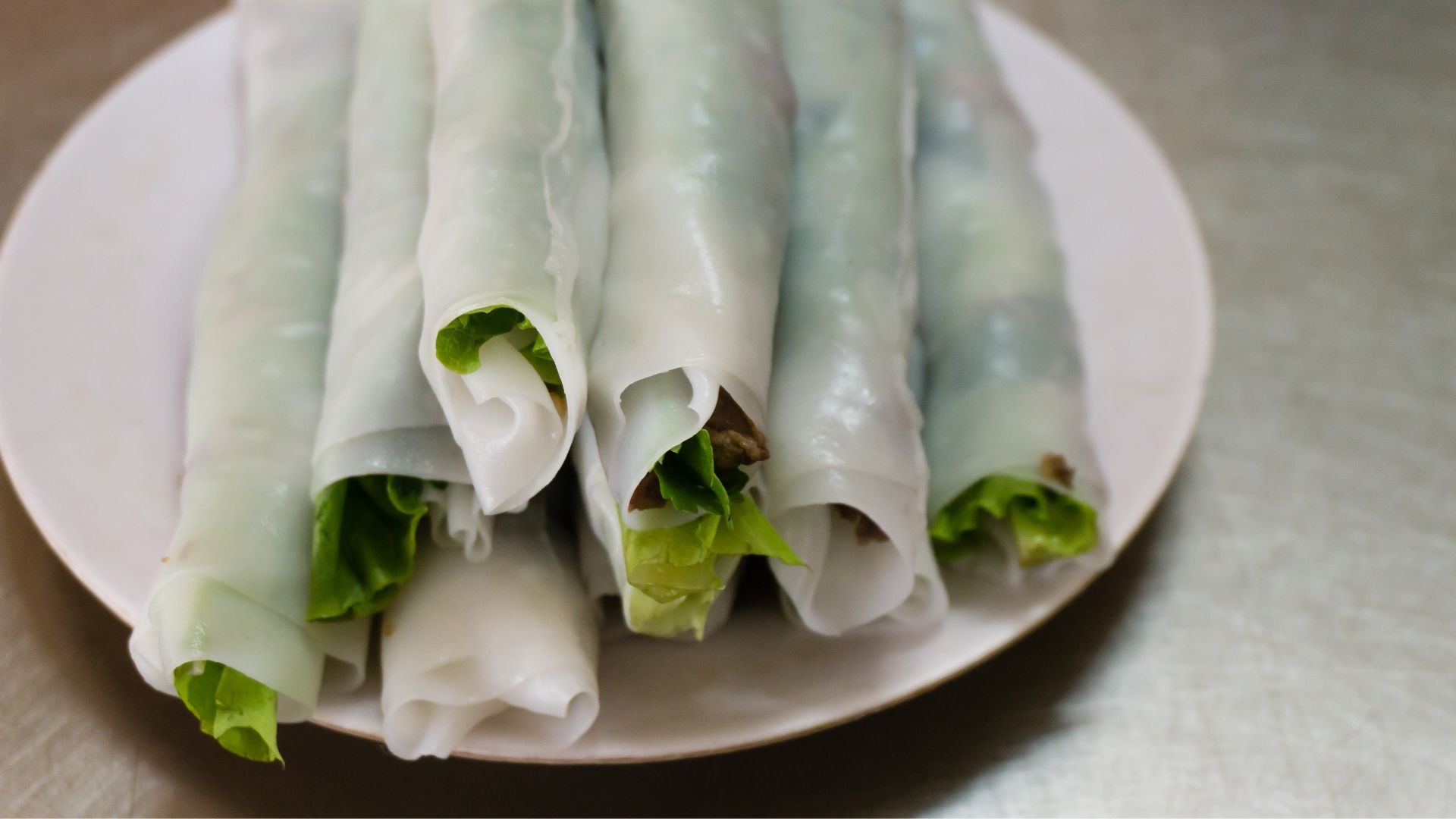 Cuốn nhiều rau xà lách và rau thơm trong phở cuốn giúp no lâu và hạn chế thèm ăn. Ảnh: Canva