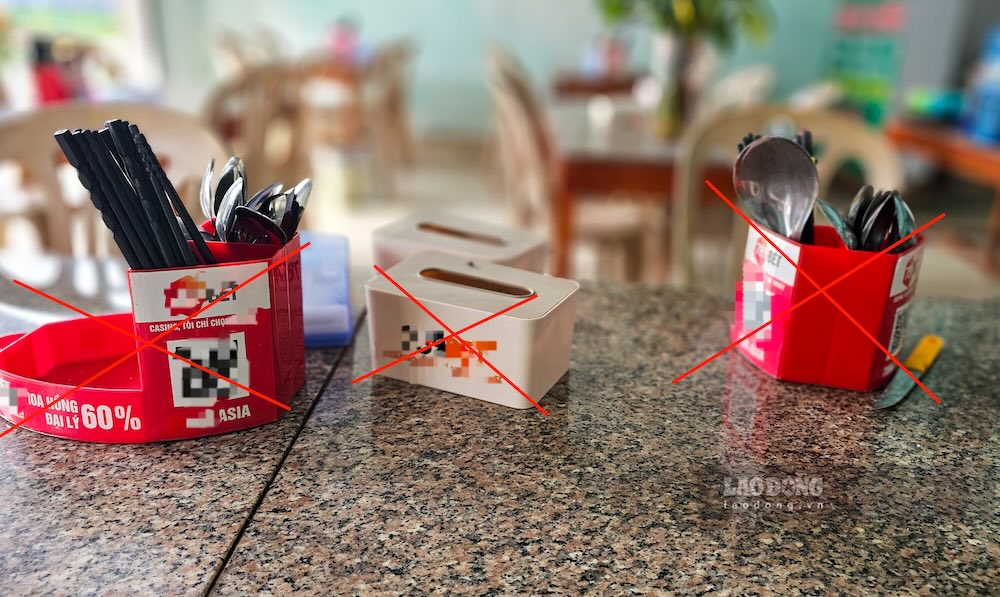 Số lượng lớn hộp đựng giấy ăn, khay đựng đũa của nhiều hàng quán trên địa bàn phường Đồng Hới, tỉnh Quảng Trị xuất hiện logo, mã QR dẫn vào website cờ bạc trá hình. Ảnh: Nguyễn Luân