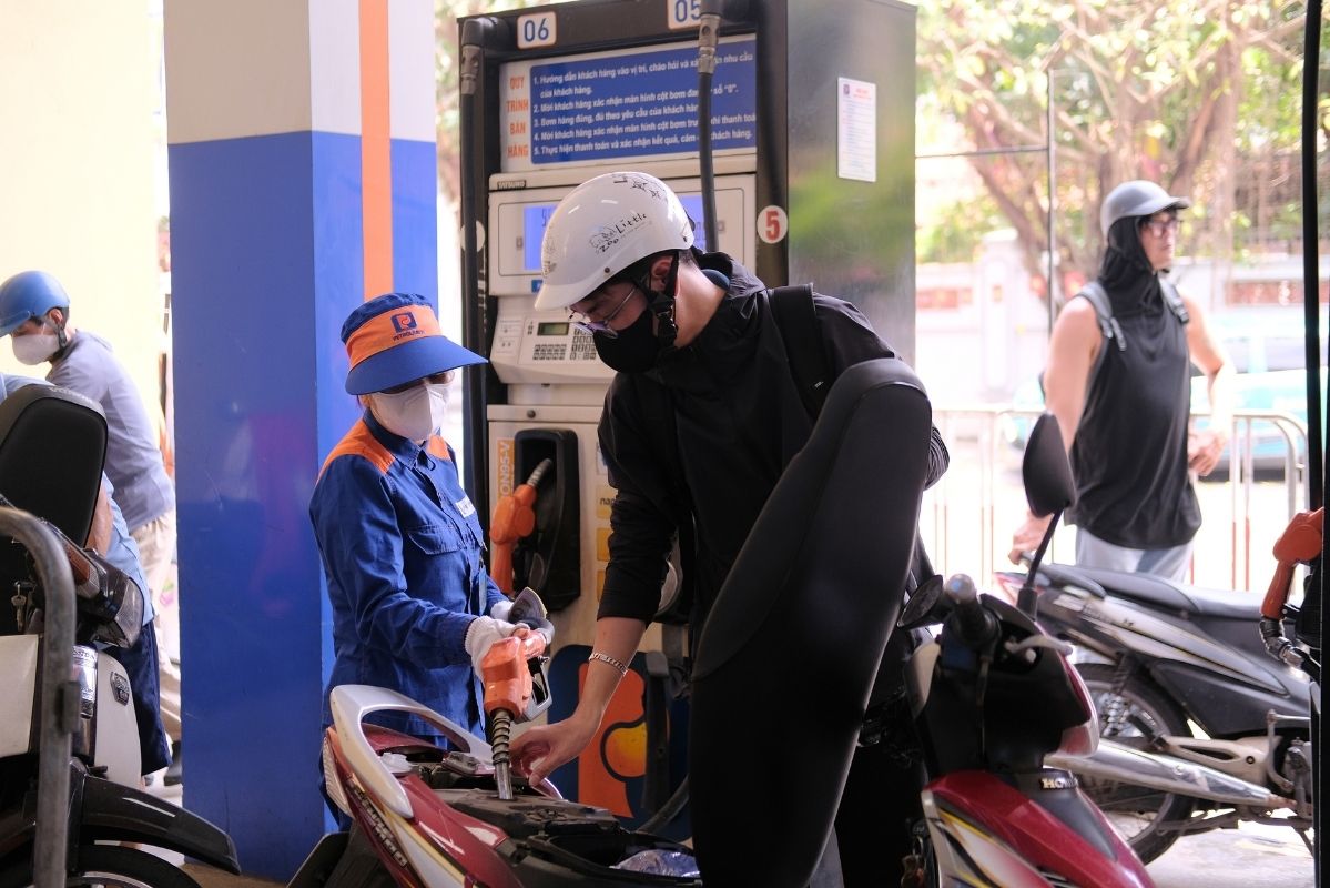 La gente evalúa inicialmente la gasolina biológica E10. Foto: Thanh Binh
