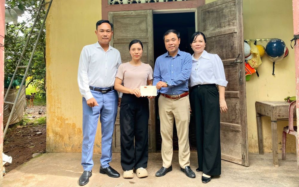 Trade union of the Center for Agricultural and Environmental Monitoring visits and encourages union members suffering from critical illnesses. Photo: Quang Tri Trade Union