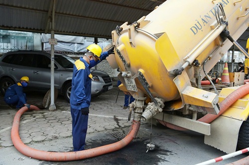Xe chuyên dụng hút nước thải hoạt động liên tục trên tuyến đường. Ảnh: Đồng Toàn