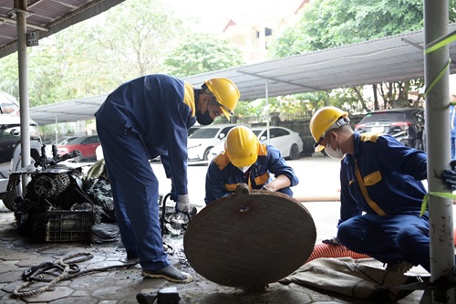 Công nhân nạo vét, làm sạch hệ thống cống bảo đảm khả năng tiêu thoát, giảm nguy cơ ngập úng cho các khu dân cư khi mưa lớn kéo dài. Ảnh: Đồng Toàn