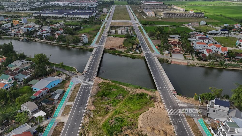 Không chỉ riêng cầu Vỹ Dạ, cầu qua sông Như Ý và tuyến đường 100m nối khu A - B khu đô thị An Vân Dương cũng rơi vào tình trạng “đắp chiếu” dù đã gần hoàn thiện. 