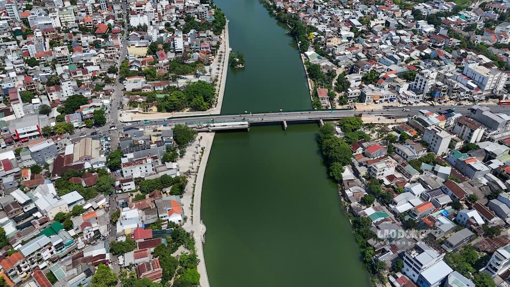 Sau nhiều năm thi công dang dở, công trường mở rộng cầu Vỹ Dạ ở TP Huế hiện vẫn rơi vào cảnh im lìm, không còn bóng dáng công nhân hay máy móc hoạt động sau khi nhà thầu bị chấm dứt hợp đồng thi công.