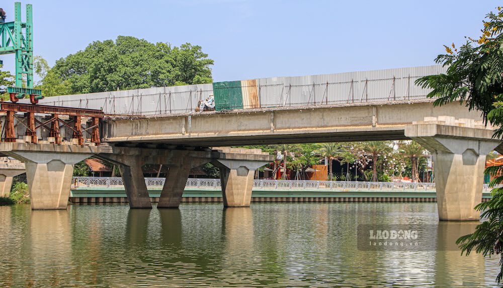 Về phương án trong thời gian tới, đại diện Sở Tài chính TP Huế cho biết các đơn vị liên quan đang hoàn thiện hồ sơ để tổ chức đấu thầu lại gói thầu số 28 (gồm cầu Vỹ Dạ và cầu qua sông Như Ý và tuyến đường 100m nối khu A - B khu đô thị An Vân Dương). Dự kiến việc lựa chọn nhà thầu mới sẽ được triển khai trong tháng 6.2026. 