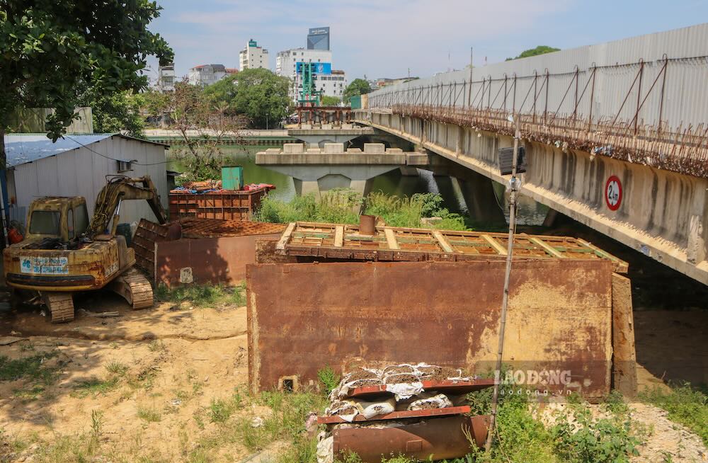 Nhiều hạng mục vẫn nằm dang dở, sắt thép lộ thiên, vật liệu xây dựng chất đống khắp nơi.