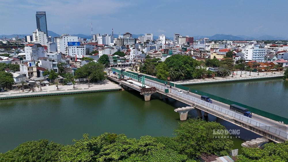 Hiện, công trình mới chỉ hoàn thành một phần nhỏ khối lượng. Trên công trường chỉ có vài trụ cầu được xây lên, một số đoạn đã lao dầm và đổ bê tông.