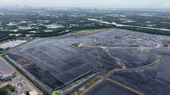 Da Phuoc landfill is less than 20km from the center of Ho Chi Minh City. Photo: Anh Tu