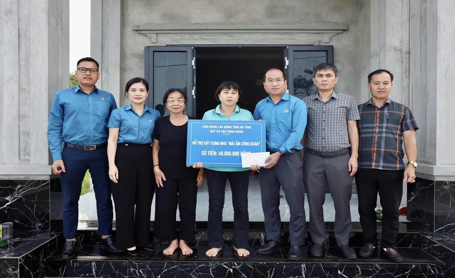 Ha Tinh Provincial Labor Federation awards money to support building Trade Union Shelter houses for union members in difficult circumstances. Photo: Tran Tuan