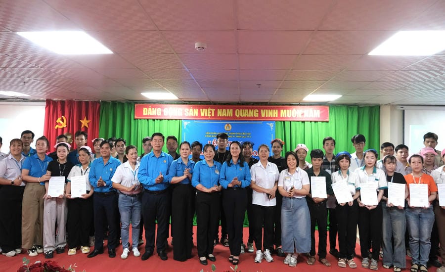 The grassroots trade union (CĐCS) of Lac Ty II Co., Ltd. organized a ceremony to admit 509 new union members. Photo: Phong Linh