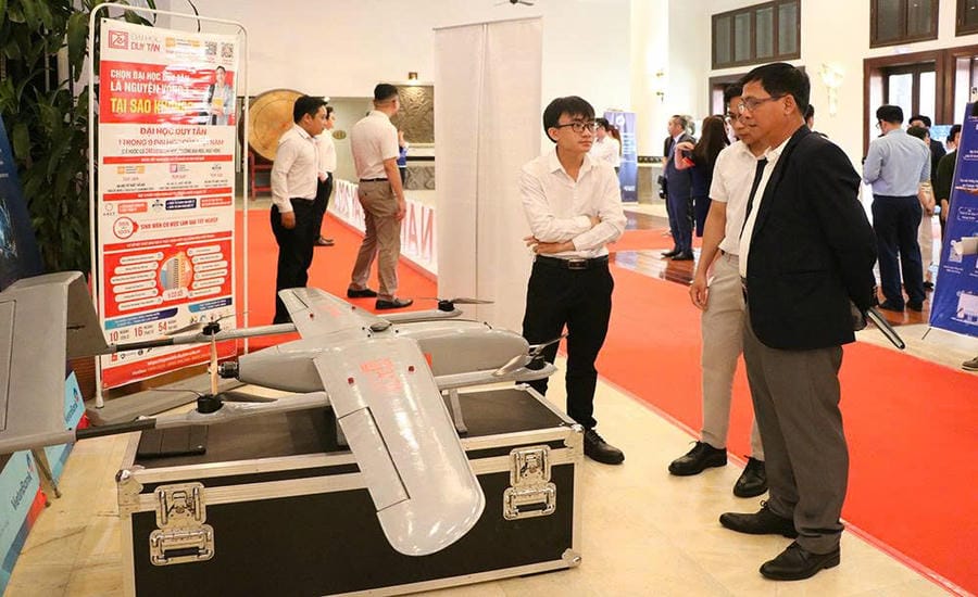AI application technology products at the Conference "Artificial Intelligence - New Momentum for Da Nang Development" 2025 attract tourists. Photo: Truong An