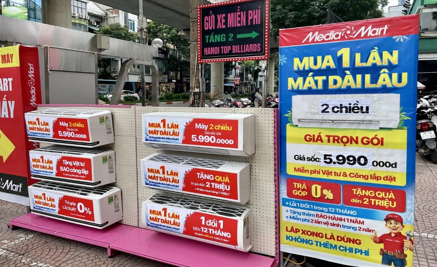 The price of air conditioner product lines is widespread, people have many choices in the hot sunny season. Photo: Thanh Binh