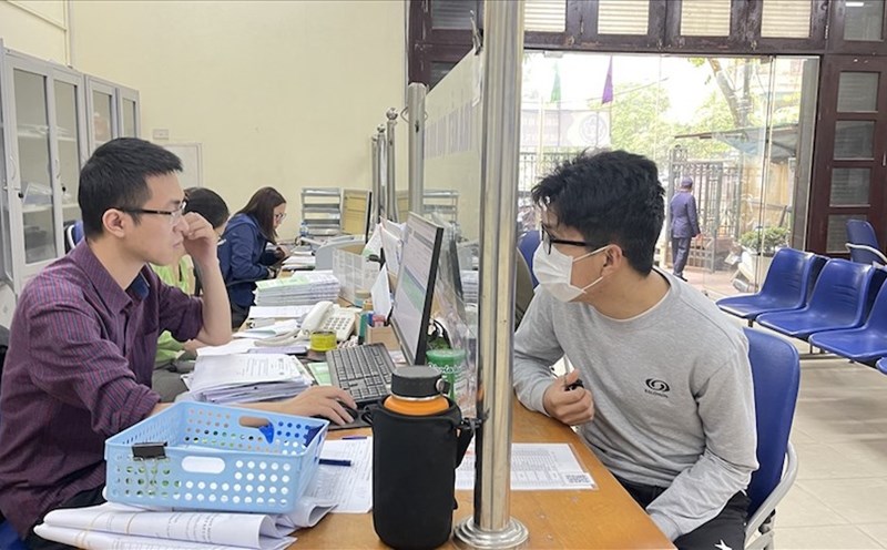 Hanoi City Social Insurance officials advise employees on social insurance policies. Photo: Ha Anh