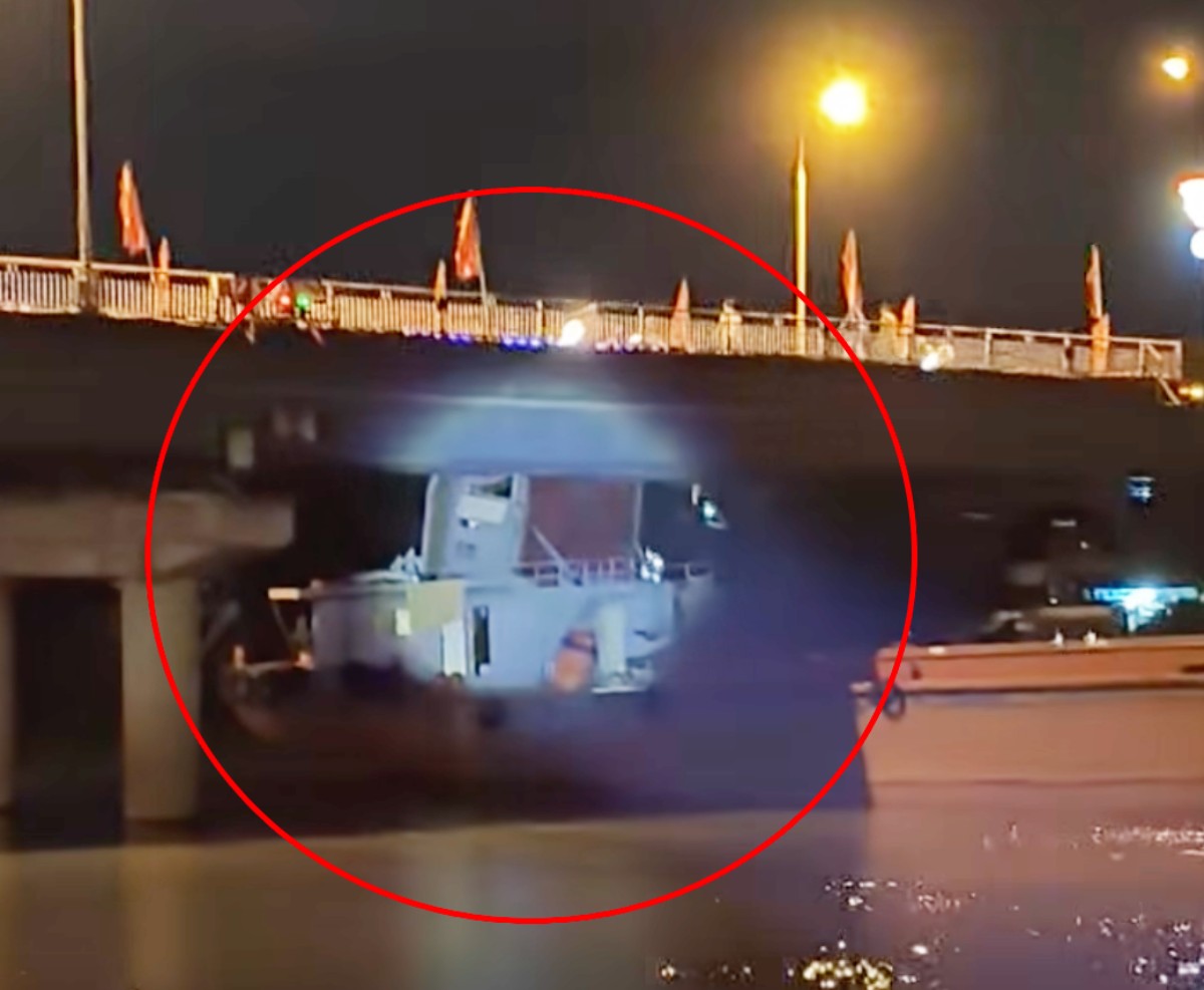 Cargo ship stuck under Do Quan bridge, Ninh Binh province. Photo: People provided
