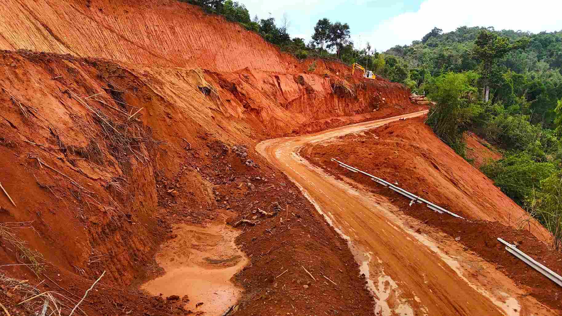 Units are urgently overcoming landslides on Gia Bac Pass. Photo: Phuc Khanh