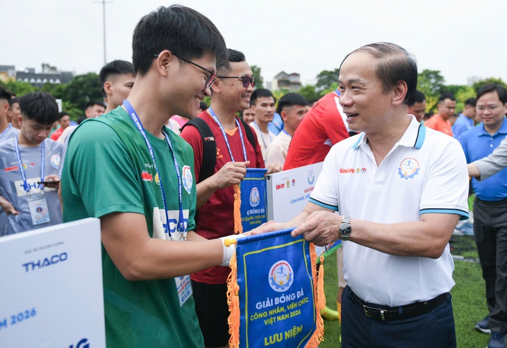 Ông Phạm Tất Thắng - Phó Trưởng ban Thường trực Ban Tuyên giáo và Dân vận Trung ương động viên các cầu thủ trước giờ thi đấu - Ảnh: PHÚC TÀI  