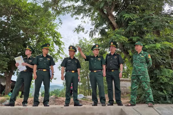 Major General Nguyen Van Thien and the working delegation inspect trails and open paths around the Lao Bao international border gate area (Quang Tri). Photo: Ta Chuyen/VNA