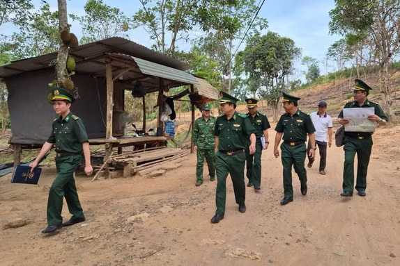 Thiếu tướng Nguyễn Văn Thiện cùng đoàn công tác kiểm tra các đường mòn, lối mở xung quanh khu vực Cửa khẩu Quốc tế Lao Bảo. Ảnh: TTXVN phát