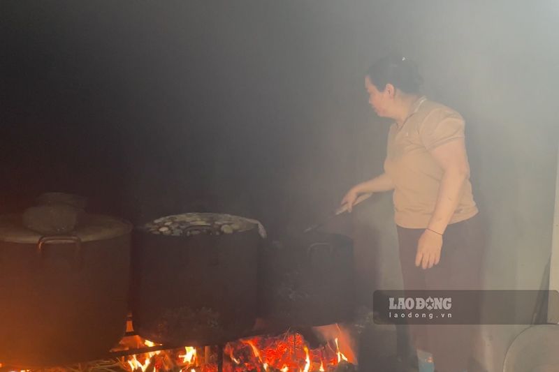 Những chiếc nồi lớn chứa các ống cơm lam trên bếp lửa đỏ rực. Ảnh: Đinh Đại