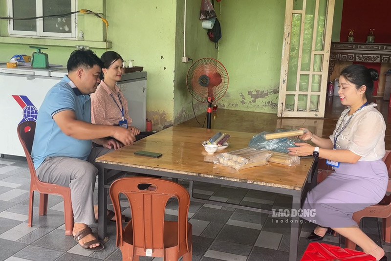 Nghề làm cơm làm không chỉ giúp bảo tồn bản sắc văn hóa mà còn tạo thêm việc làm, thu nhập cho người dân địa phương. Ảnh: Đinh Đại