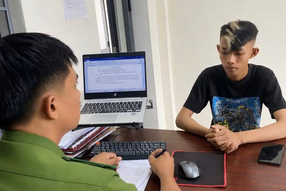 Công an xã Hòa Hội (Gia Lai) đưa đối tượng Hồ Ngọc Sơn về trụ sở làm việc, sau tin báo của nhóm học sinh lớp 8. Ảnh: Công an
