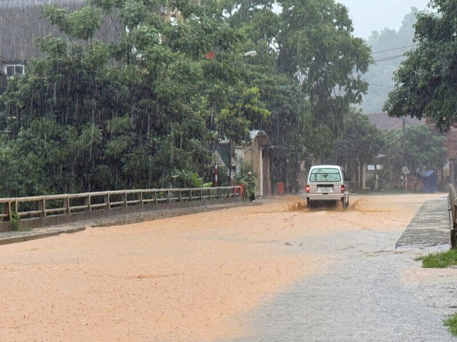 Heavy rain in the northern mountainous provinces on the morning of May 20. Photo: Khanh Linh