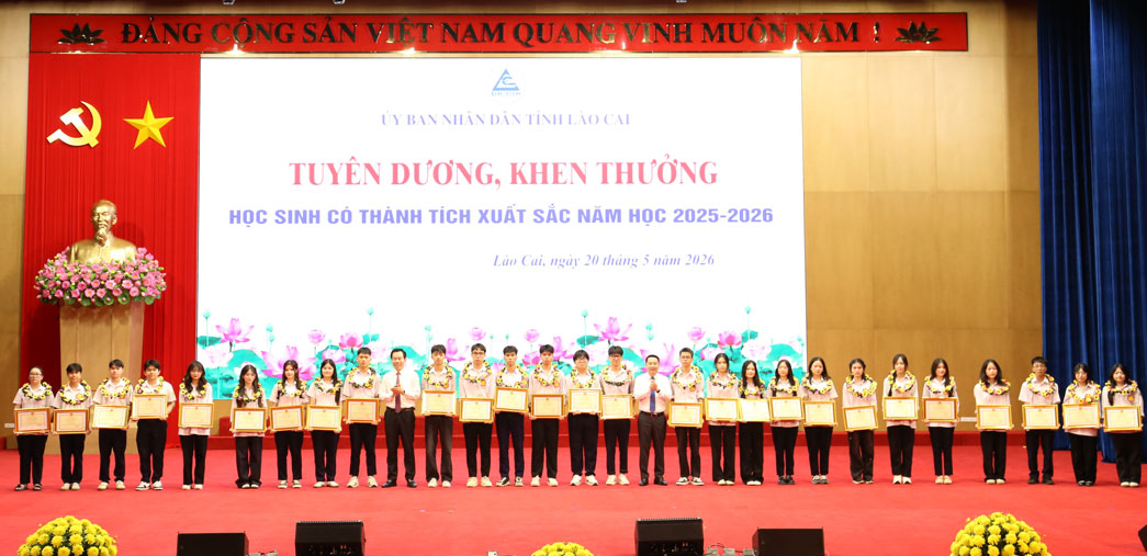 Lãnh đạo tỉnh Lào Cai trao Bằng khen của Bộ Giáo dục và Đào tạo cho các em đạt giải Kỳ thi Học sinh giỏi Quốc gia năm học 2025-2026.