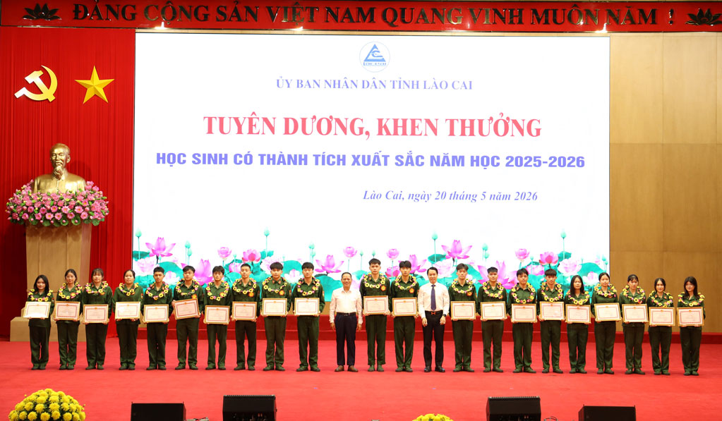Trao Giấy khen của Sở Giáo dục và Đào tạo cho các em học sinh đã đạt thành tích xuất sắc tại Hội thao Giáo dục quốc phòng và an ninh toàn quốc. Ảnh: Thanh Thủy