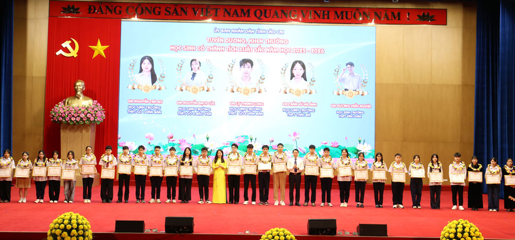 Các em học sinh đạt giải Nhất, Nhì kỳ thi chọn học sinh giỏi THPT cấp tỉnh được nhận Giấy khen của Giám đốc Sở Giáo dục và Đào tạo tỉnh Lào Cai. Ảnh: Thanh Thủy