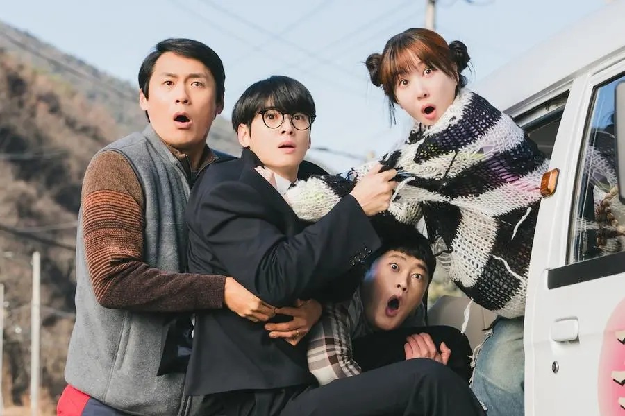 Cha Eun Woo, Park Eun Bin and co-stars. Photo: Manufacturer
