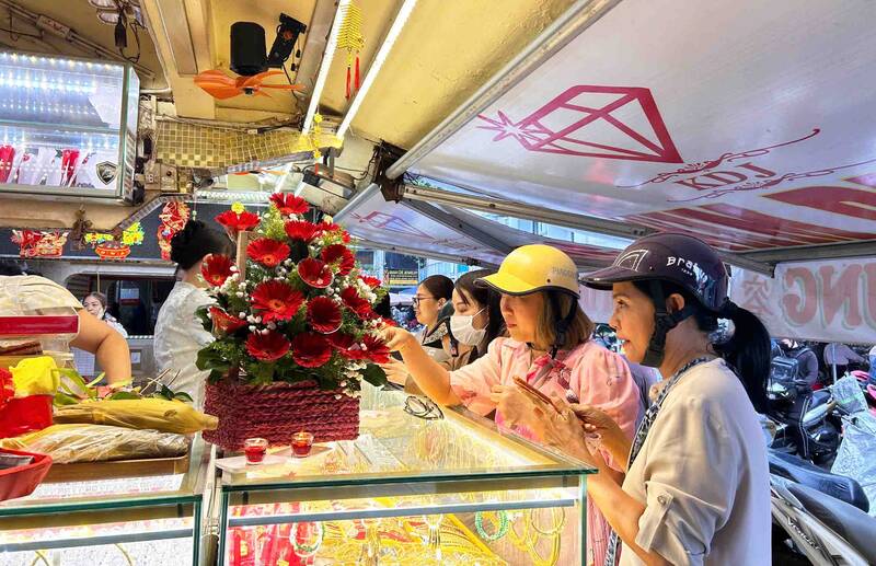 People coming to trade gold in Ho Chi Minh City do not have to queue for many hours like in the previous period. Photo: Ha May