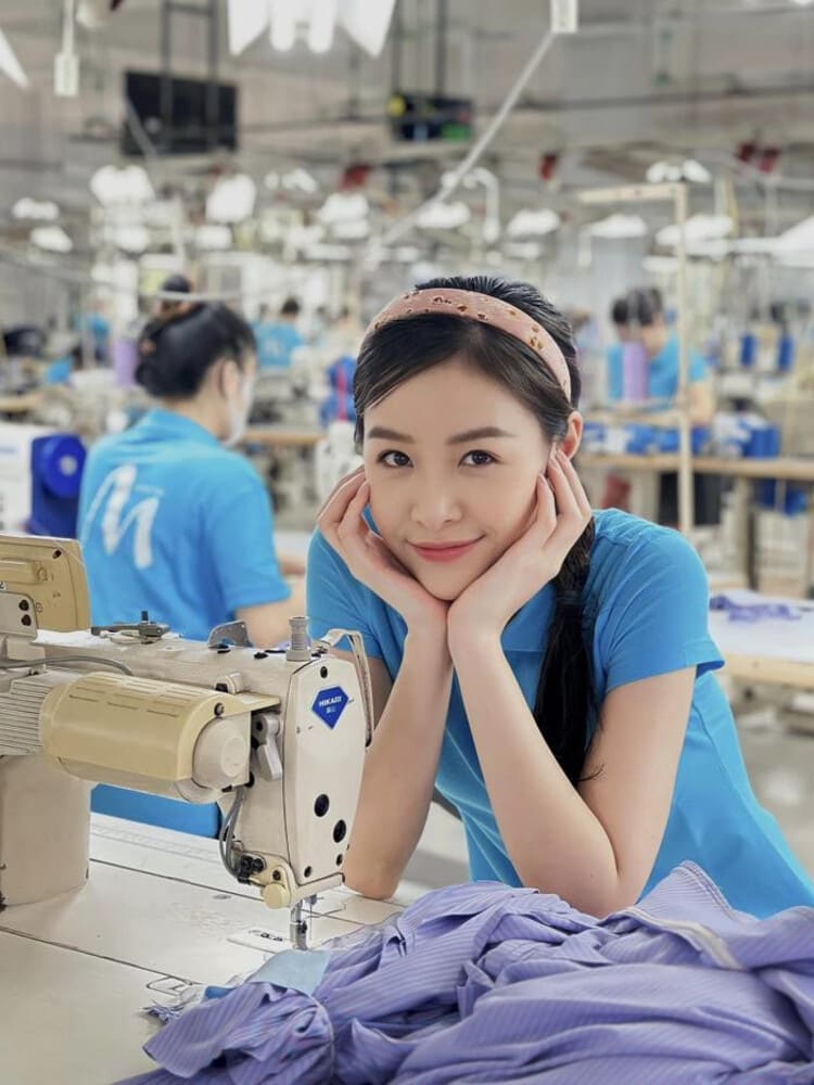 Trang Emma vao vai cô công nhân xấu tính trong bộ phim “Làng trong phố“. Ảnh: NVCC