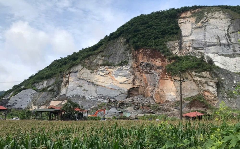 Khu vực núi đá, nơi xảy ra vụ sạt lở khiến 3 người tử vong. Ảnh: Minh Hoàng