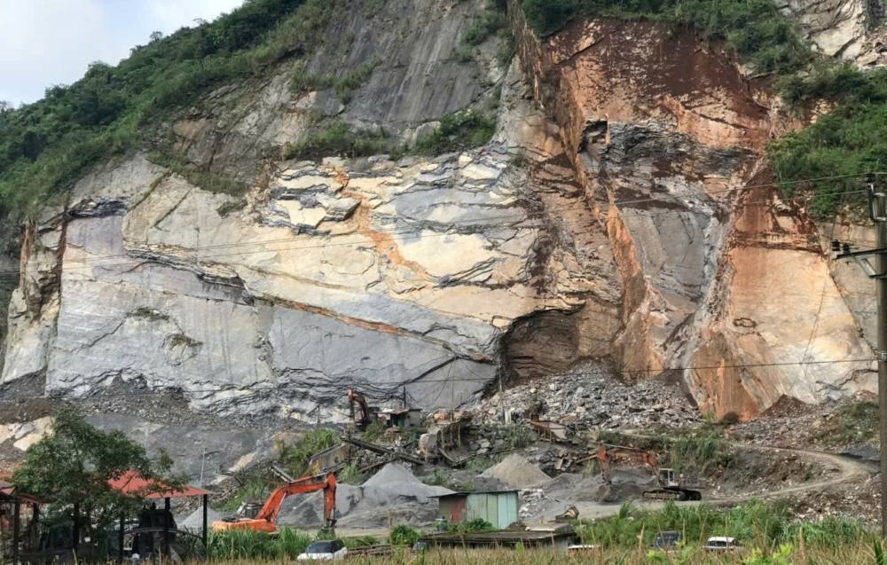 Tại hiện trường cho thấy, lượng đất đá đổ xuống khá lớn. Ảnh: Minh Hoàng
