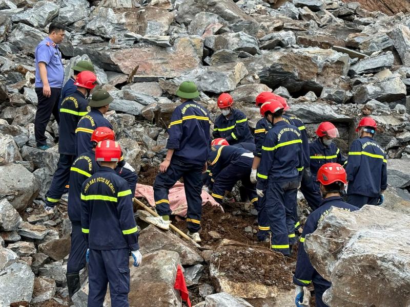 Sau nỗ lực tìm kiếm, thi thể các nạn nhân trong vụ sạt lở mỏ đá đã được tìm thấy. Ảnh: Công an Thanh Hóa