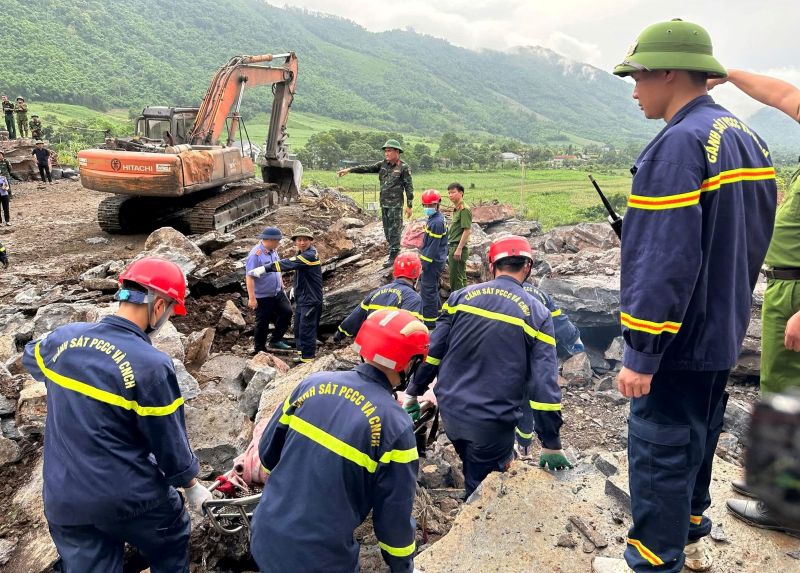 Lực lượng chức năng triển khai công tác tìm kiếm tại hiện trường. Ảnh: Công an Thanh Hóa