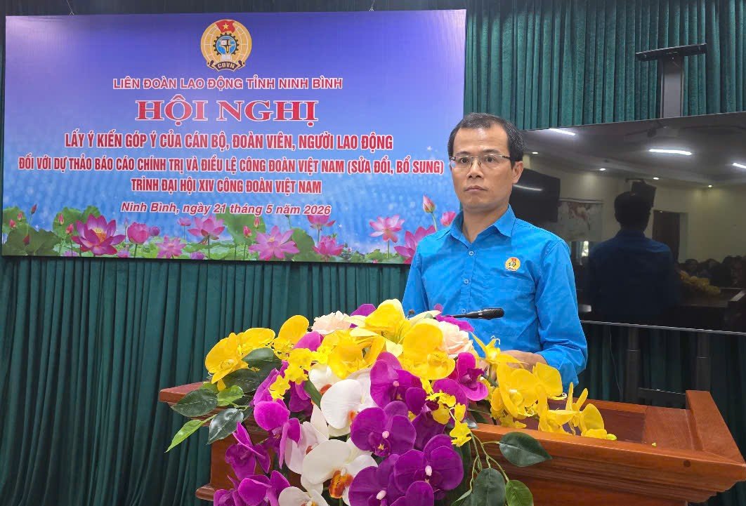 Ông Đinh Thế Hùng - Chủ tịch Công đoàn xã Gia Vân tham gia đóng góp ý kiến vào Dự thảo Báo cáo chính trị trình Đại hội Công đoàn Việt Nam lần thứ XIV. Ảnh: Nguyễn Trường