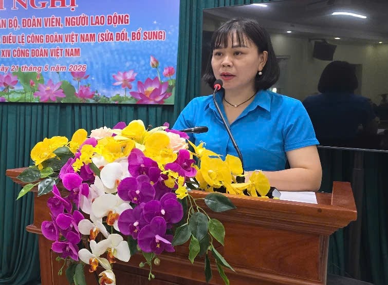 Bà Vũ Thị Nhung - Chủ tịch Công đoàn xã Yên Mô tham gia đóng góp ý kiến tại hội nghị. Ảnh: Nguyễn Trường