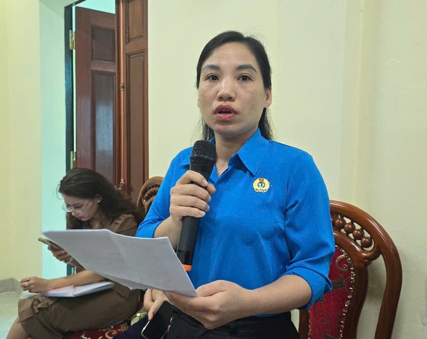 Bà Đỗ Thị Bích Phượng - Chủ tịch Công đoàn xã Yên Khánh đóng góp ý kiến vào Dự thảo Điều lệ Công đoàn Việt Nam. Ảnh: Nguyễn Trường