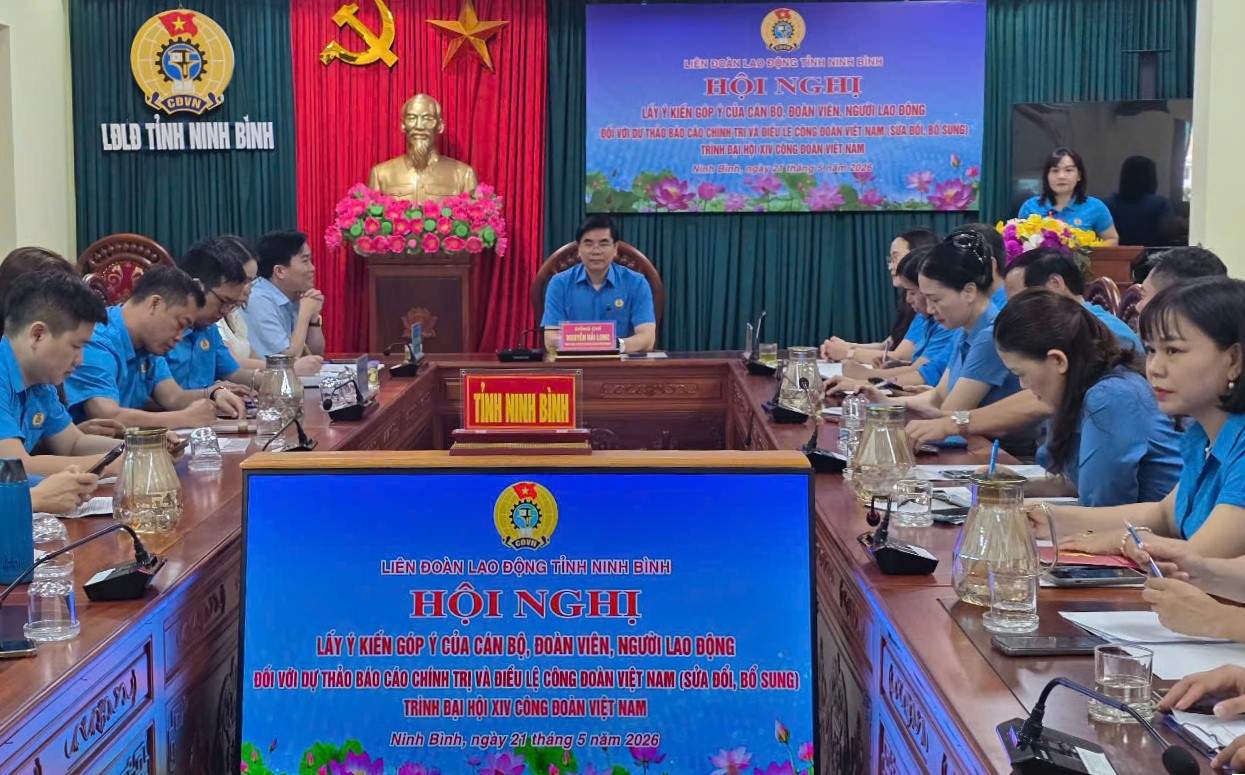 Delegates attending the conference to get opinions from officials, union members, and workers on the Draft Political Report and Charter of the Vietnam Trade Union submitted to the 14th Vietnam Trade Union Congress organized by the Ninh Binh Provincial Labor Federation. Photo: Nguyen Truong
